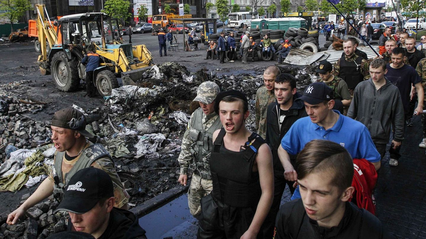 Miembros de las autodefensas del Euromaidan marchan por el centro de Kiev (Reuters).