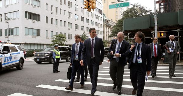 Foto: Pedro Sánchez, caminando por la Quinta Avenida de Nueva York con su equipo, este 26 de septiembre. (EFE)