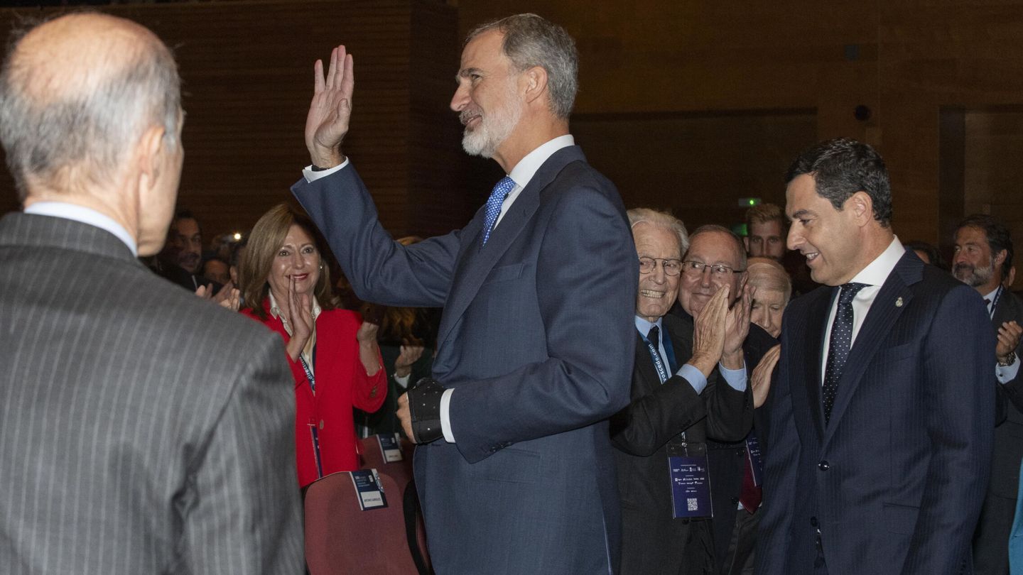 El rey Felipe VI saluda seguido por el presidente de la Junta de Andalucía, Juanma Moreno (d). (EFE/Miguel A. Molina)