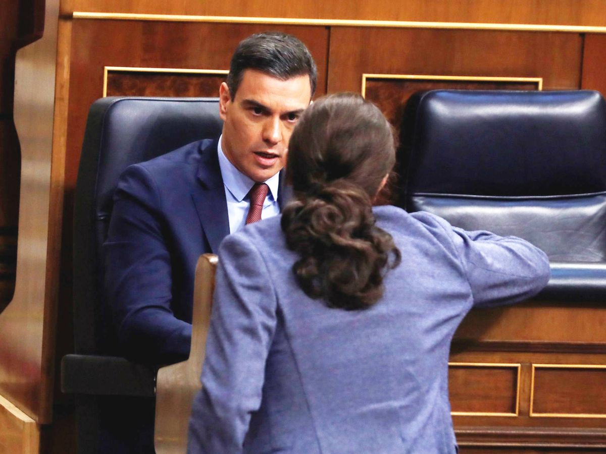 Foto: Pedro Sánchez habla con Pablo Iglesias en el Congreso. (EFE) 