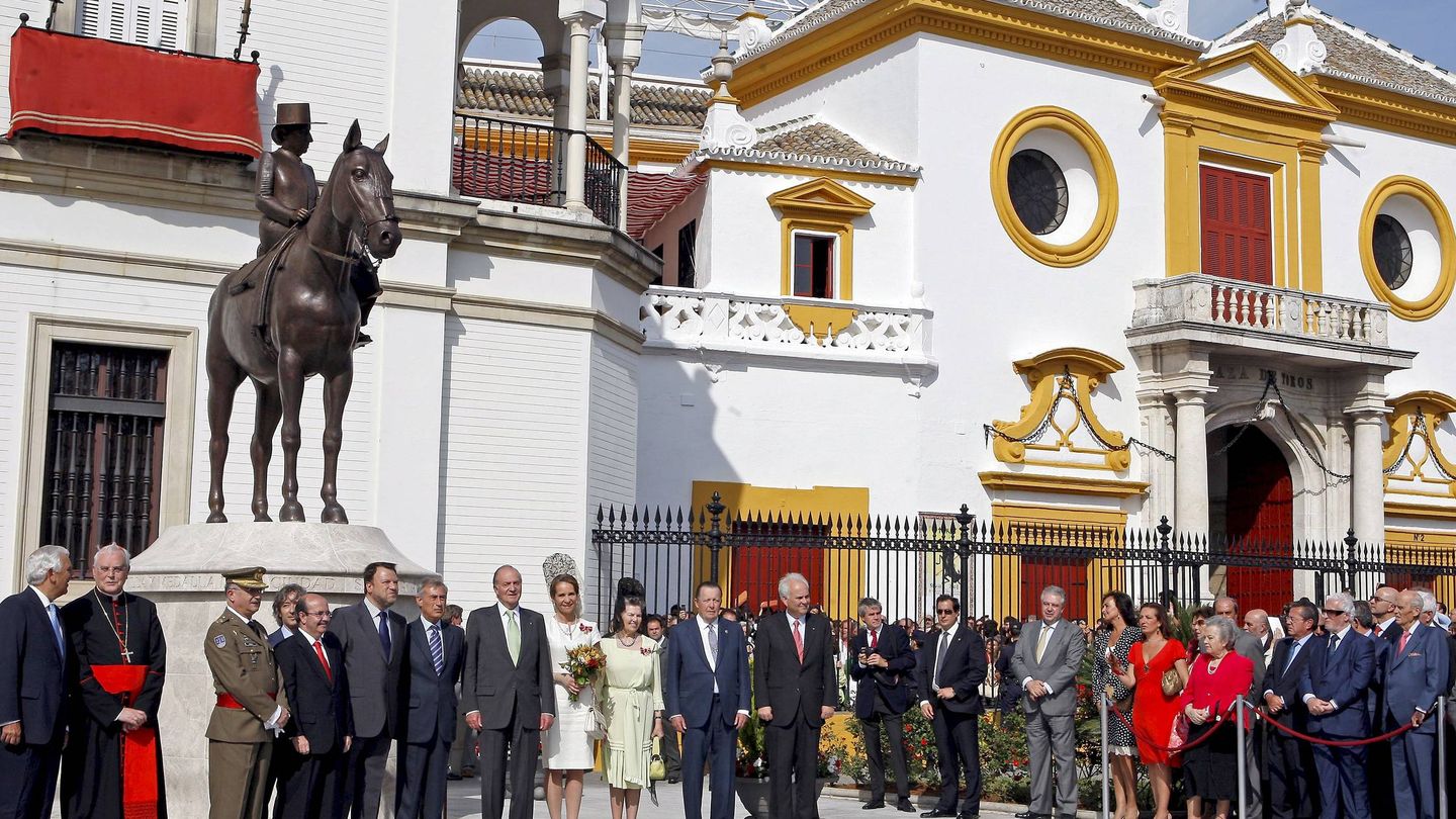 El Rey Juan Carlos y su hija la Infanta Elena inauguran una escultura ecuestre de la madre del monarca. (EFE)