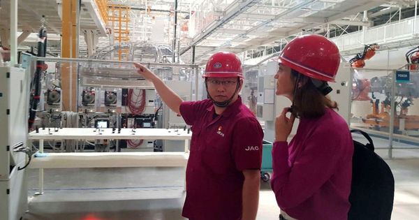 Foto: La ministra de Industria Reyes Maroto visita una fábrica con trabajadores chinos. (EFE)