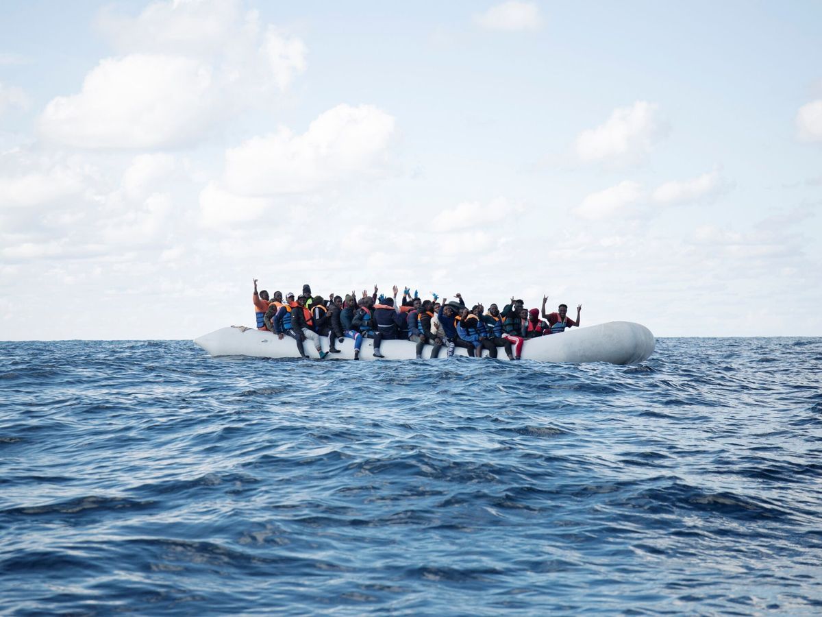 Foto: Migrantes rescatados en el Mediterráneo. (EFE/Sea Watch/Suzanne de Carrasco)