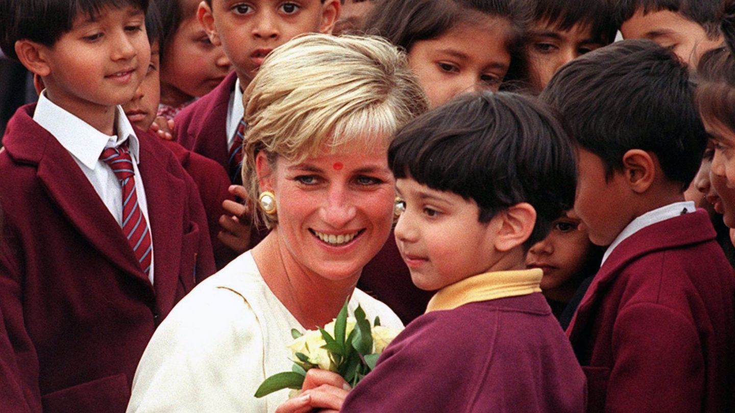 Diana de Gales durante una visita al templo hindú de Neasden en Londres. (EFE)