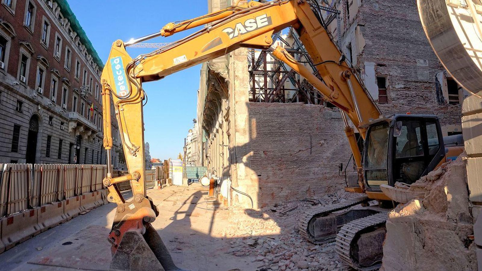 Foto: Una excavadora destruye el interior de uno de los edificios de Canalejas, en Madrid. (MADRID CIUDADANÍA Y PATRIMONIO)