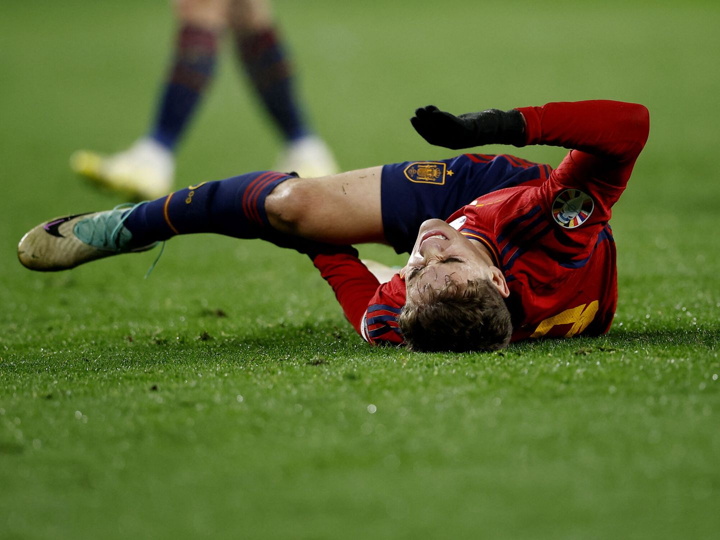 Gavi, tumbado en el césped del José Zorrilla, se duele de la rodilla derecha. (Reuters/Juan Medina)