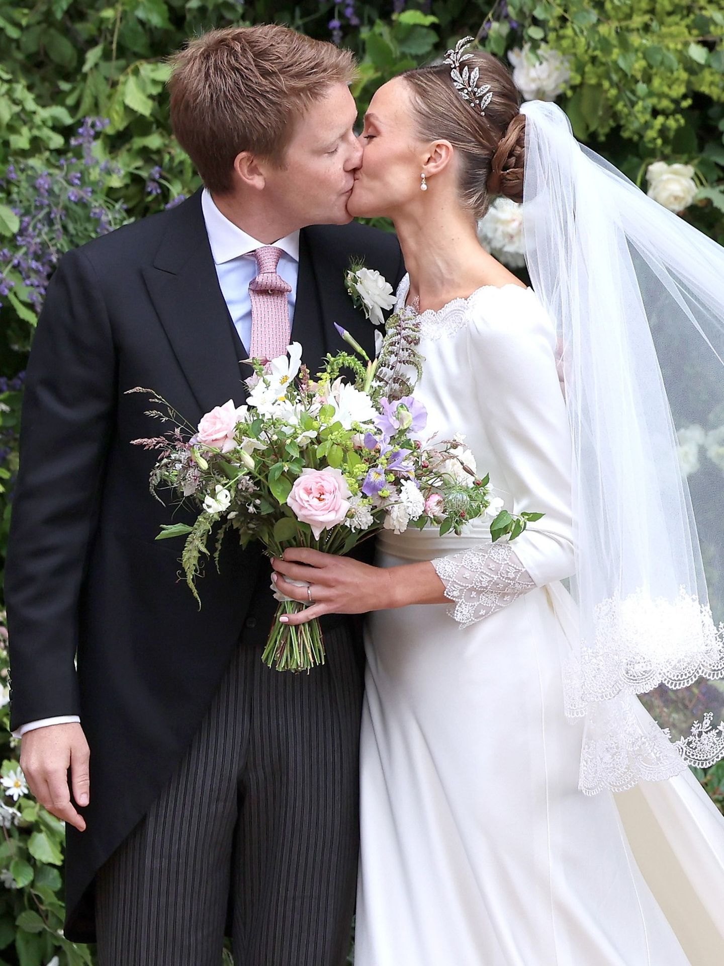 La pareja de recién casados se besa tras su boda. (Getty)