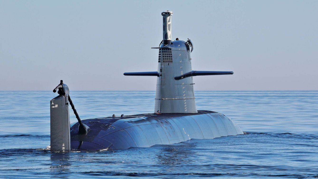 El S-81 por la popa, con el mástil del 'snorkel' desplegado. (Juanjo Fernández)