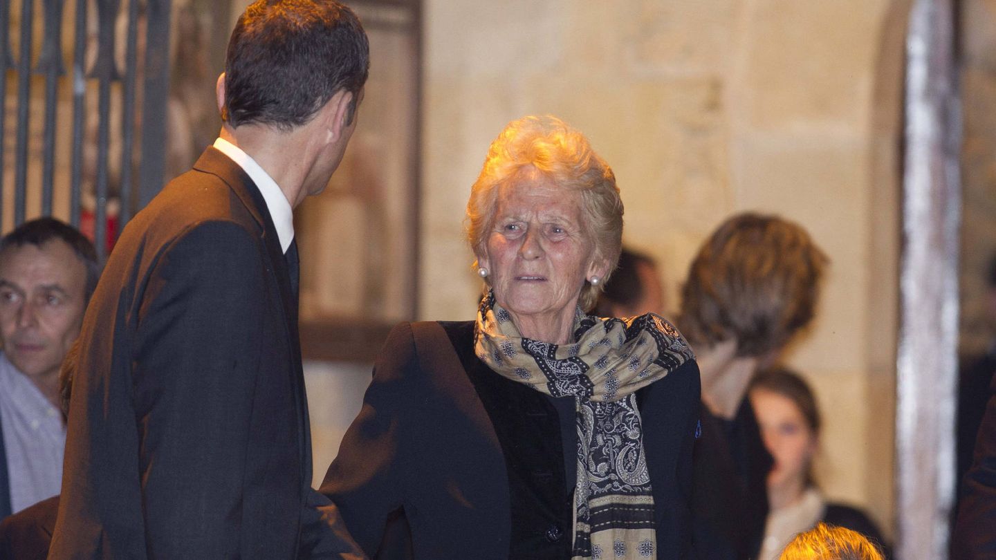Iñaki Urdangarin con su madre, Claire Liebaert, en la basílica de Armentia de Vitoria tras asistir al funeral por su padre. (EFE/David Aguilar)