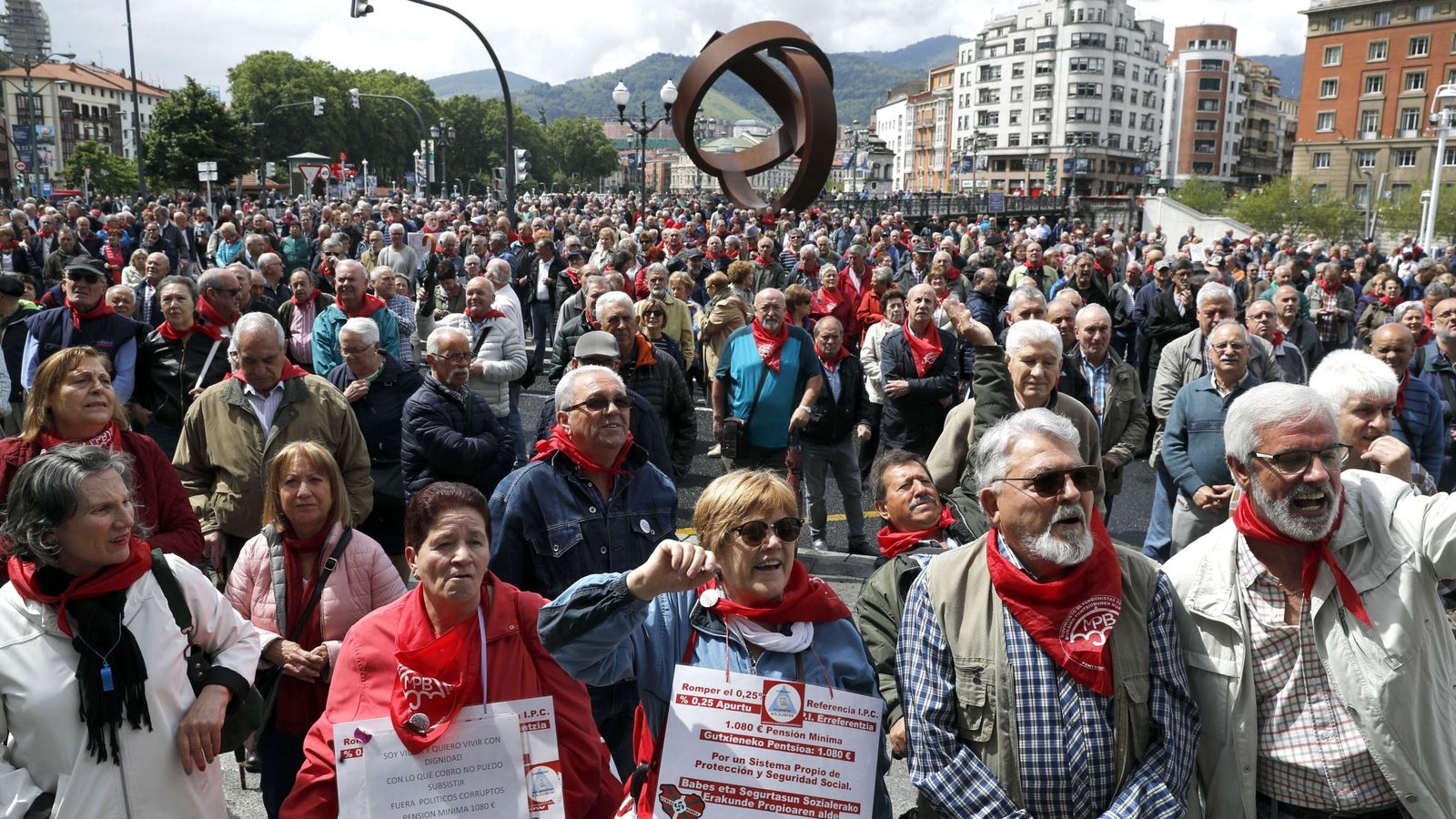 Foto: Manifestación por unas pensiones "dignas" en Bilbao. (EFE)