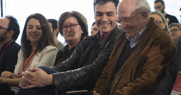 Foto: Pedro Sánchez y el ex secretario general del PSOE Joaquín Almunia, en un taller de la escuela de buen gobierno Jaime Vera. (Borja Puig / PSOE)