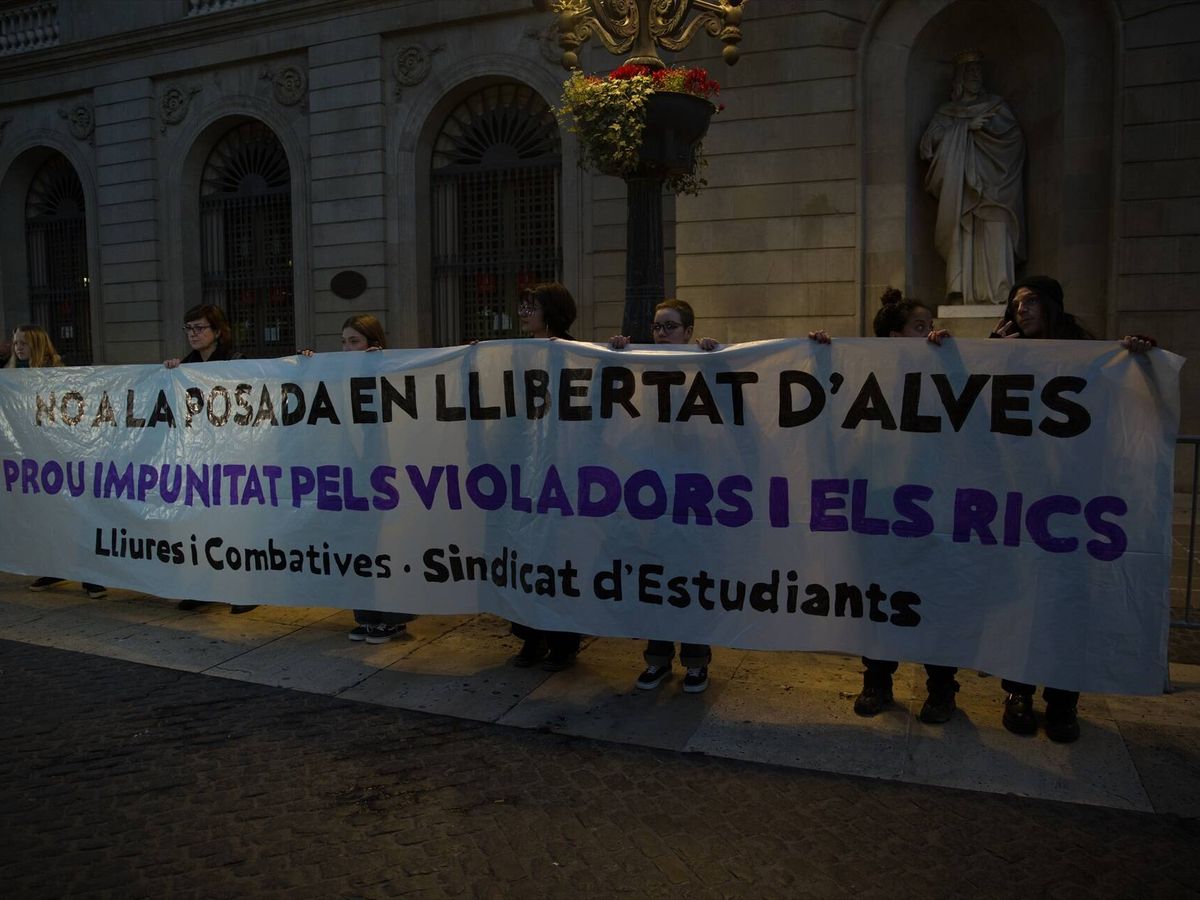 Foto: Protesta contra la libertad de Dani Alves en la plaza de Sant Jaume, el 3 de febrero del año pasado. (Europa Press/Lorena Sopêna) 
