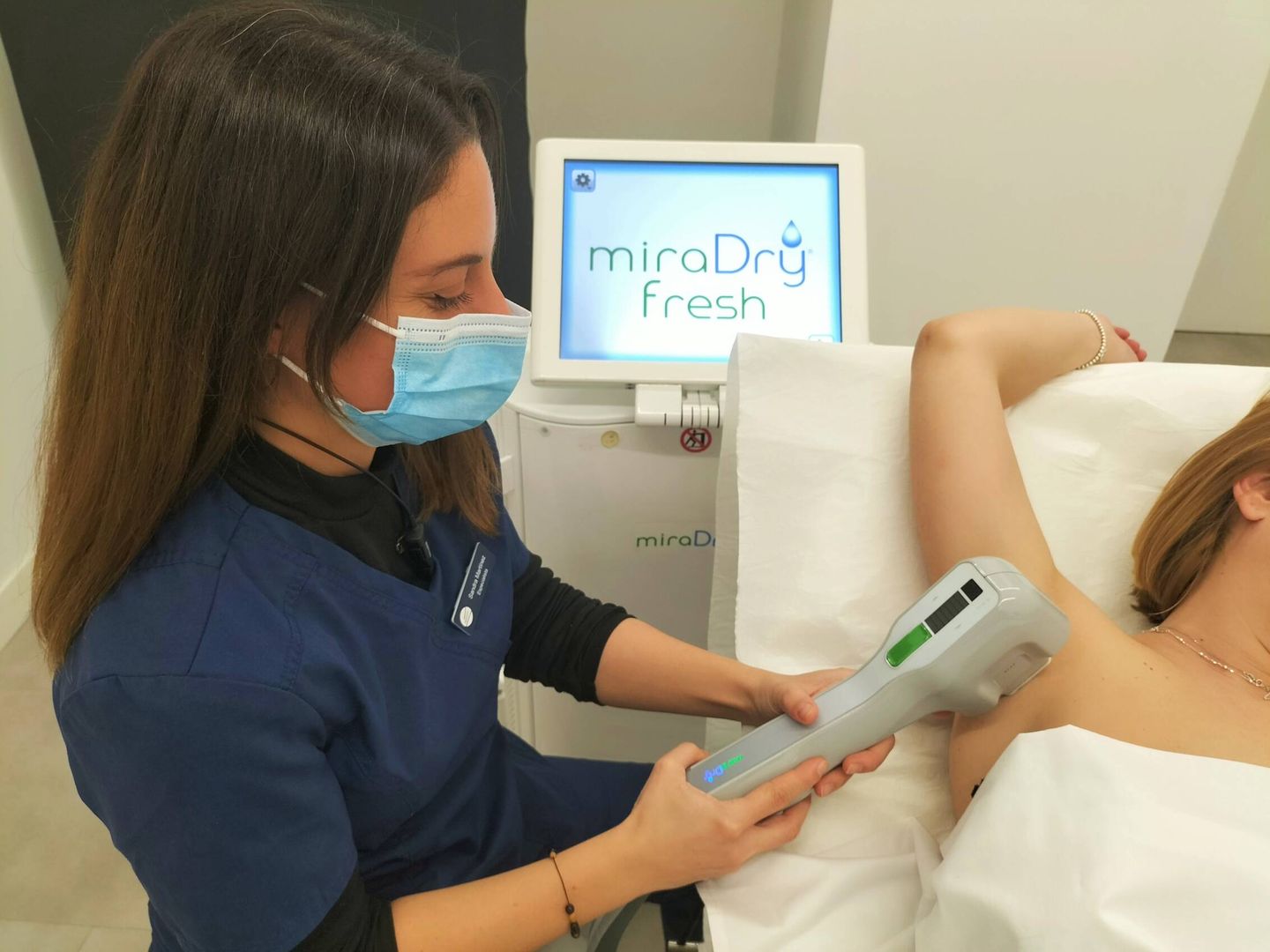 Tratamiento con la tecnología Miradry.  (Clínica Dermatológica Internacional)