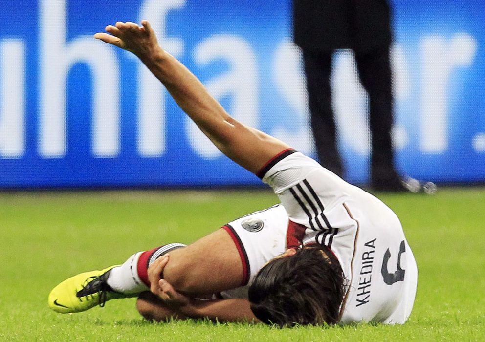 Foto: Sami Khedira se retuerce de dolor tras lesionarse con Alemania.