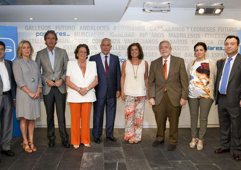 Foto: Ana Botella (4d), Rita Barberá (4i) e Íñigo de la Serna (3i), con otros miembros del PP. (Efe)