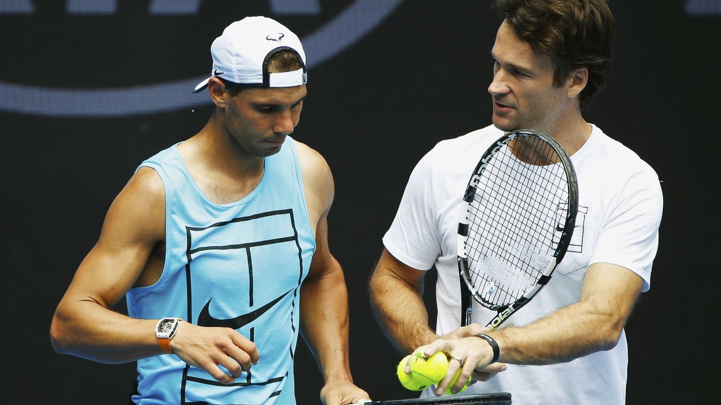 Rafa Nadal y Carlos Moyá, durante una sesión de entrenamiento en el Open de Australia. (EFE)