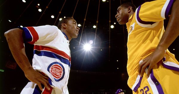 Foto: Magic Johnson e Isiah Thomas antes de un partido entre los Lakers y los Pistons en 1989. (NBAE)