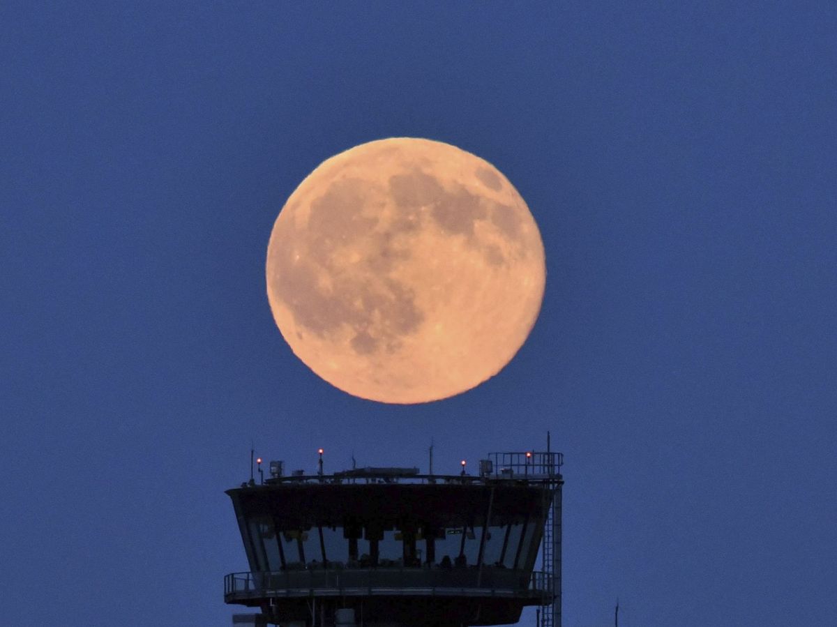 Foto: Lo más característico de esta luna llena es que desde determinados puntos de la tierra la luna se teñirá de un color rojizo. (EFE)
