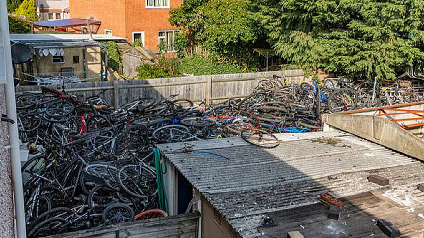 La montaña de bicicletas robadas en el patio trasero de la casa era más que evidente (Daily Mail)