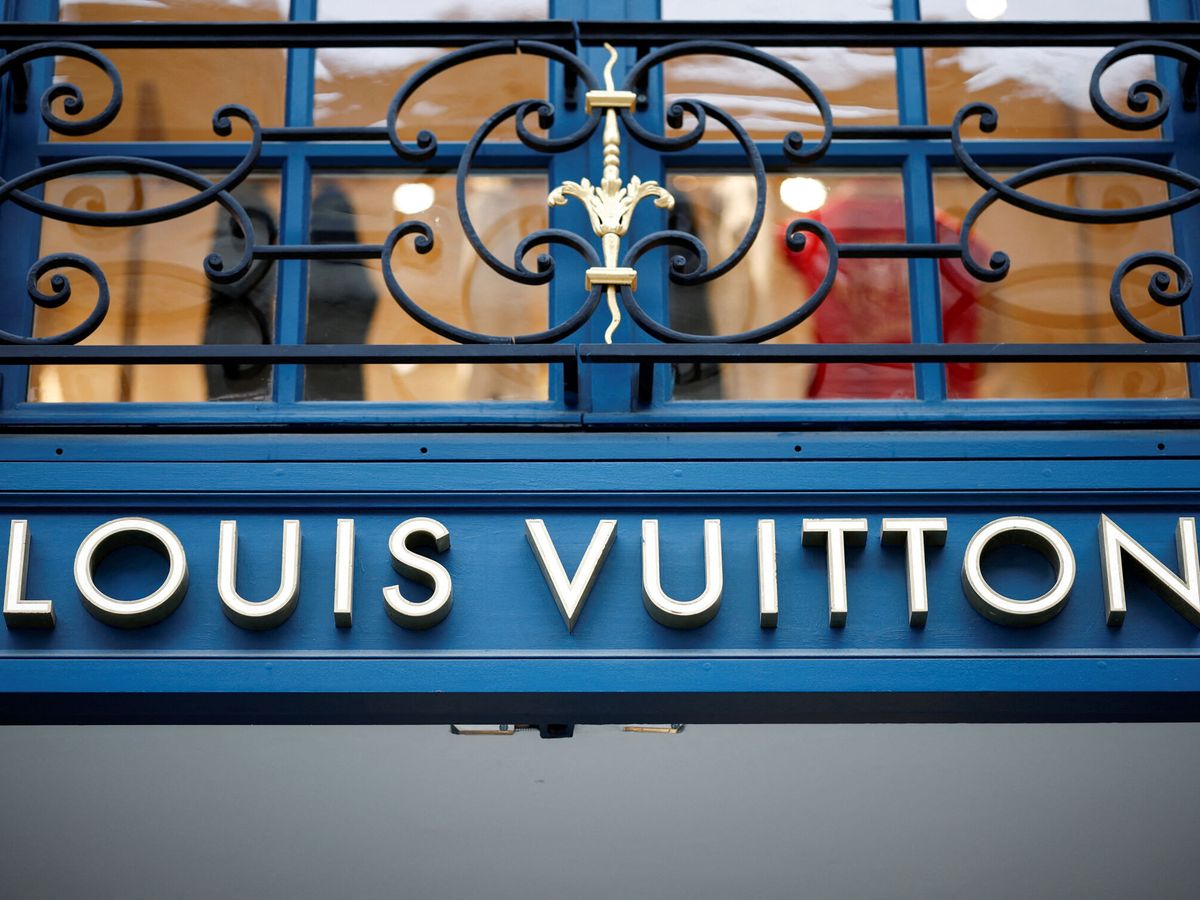 Foto: Logo de Louis Vuitton en uno de sus establecimientos. (Reuters/Benoit Tessier)