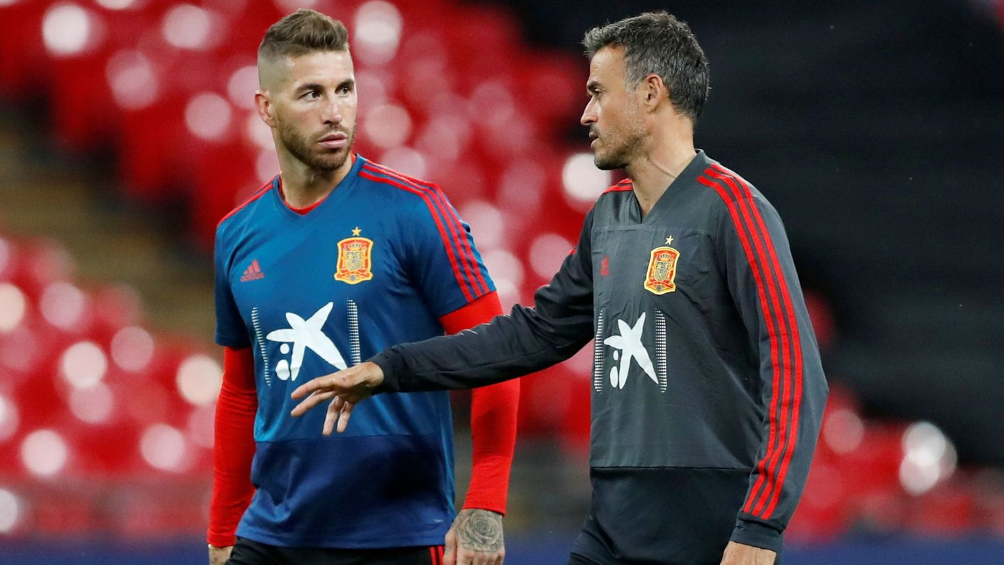 Luis Enrique charla con Sergio Ramos en un partido de la selección española. (EFE)