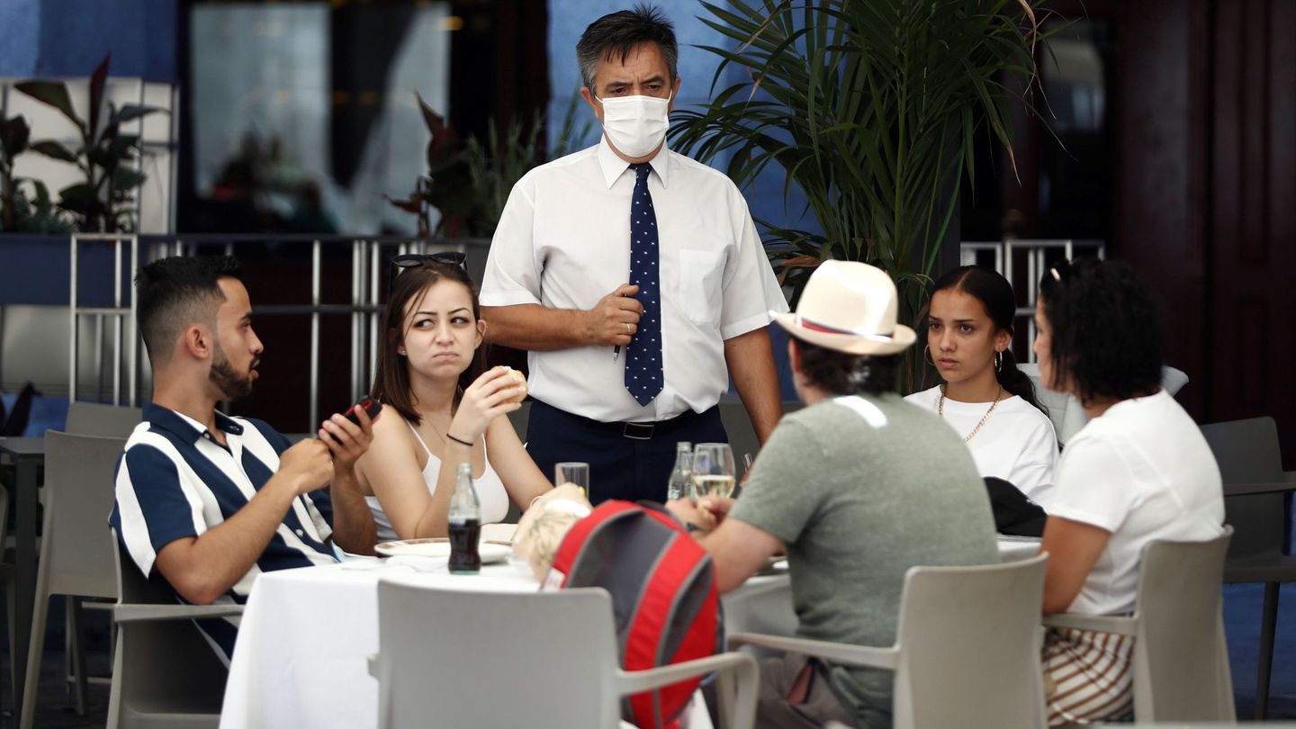 MADRID, 15 08 2020.- Varios turistas en la terraza de un restaurante de la Plaza Mayor de Madrid. (EFE)
