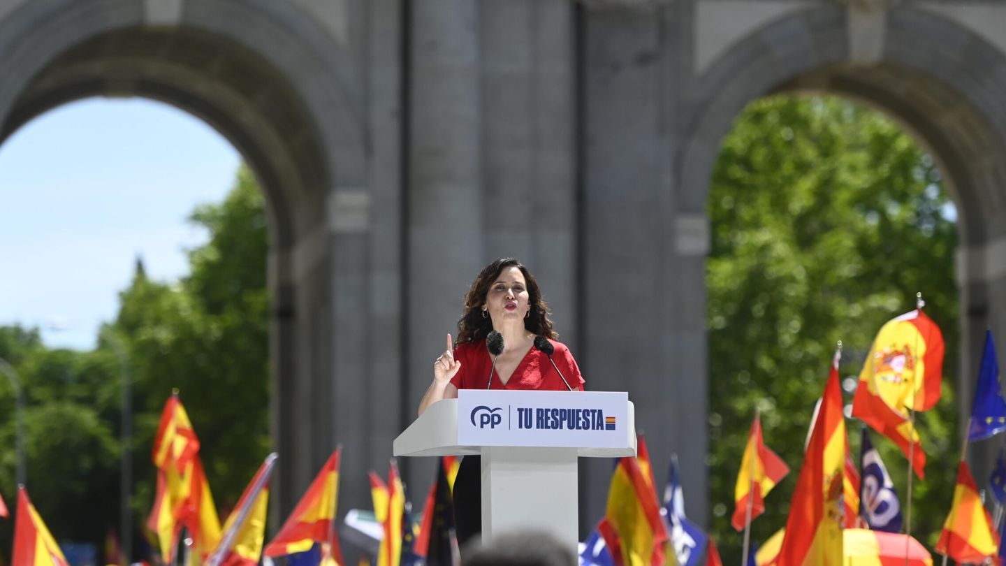 La presidenta de la Comunidad de Madrid, Isabel Díaz Ayuso, interviene durante una manifestación del PP, en la Puerta de Alcalá (España). (EP/Alberto Ortega)