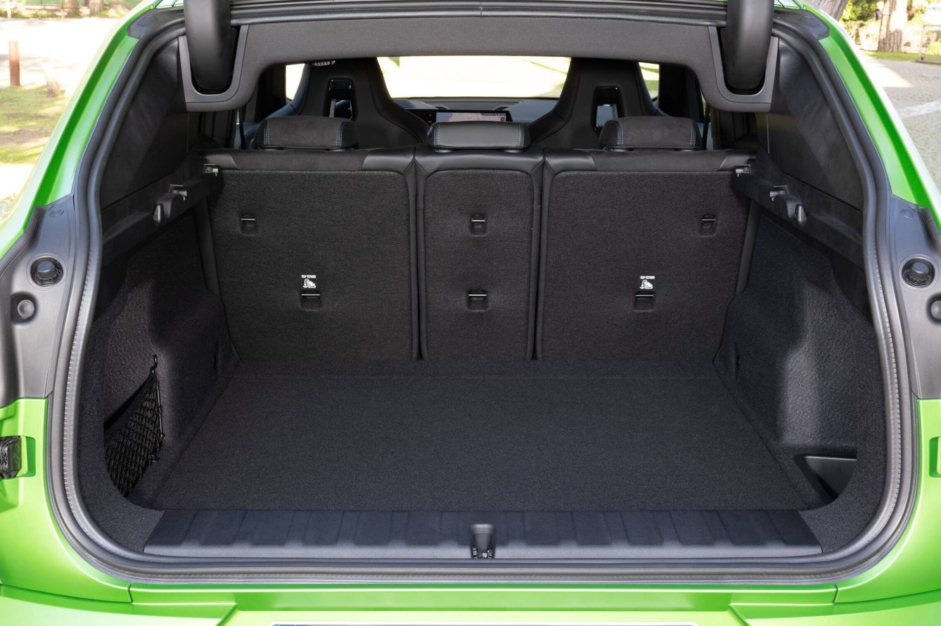 El maletero del X2 es de 560 litros, pero en el iX2 eléctrico se reduce a 525 litros.