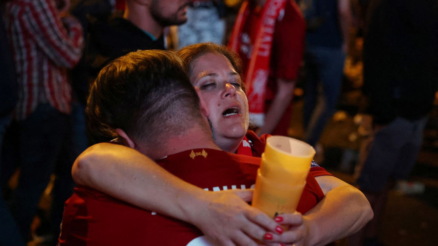 Dos aficionados del Liverpool, muy asustados antes del partido. (REUTERS/Kevin Coombs)