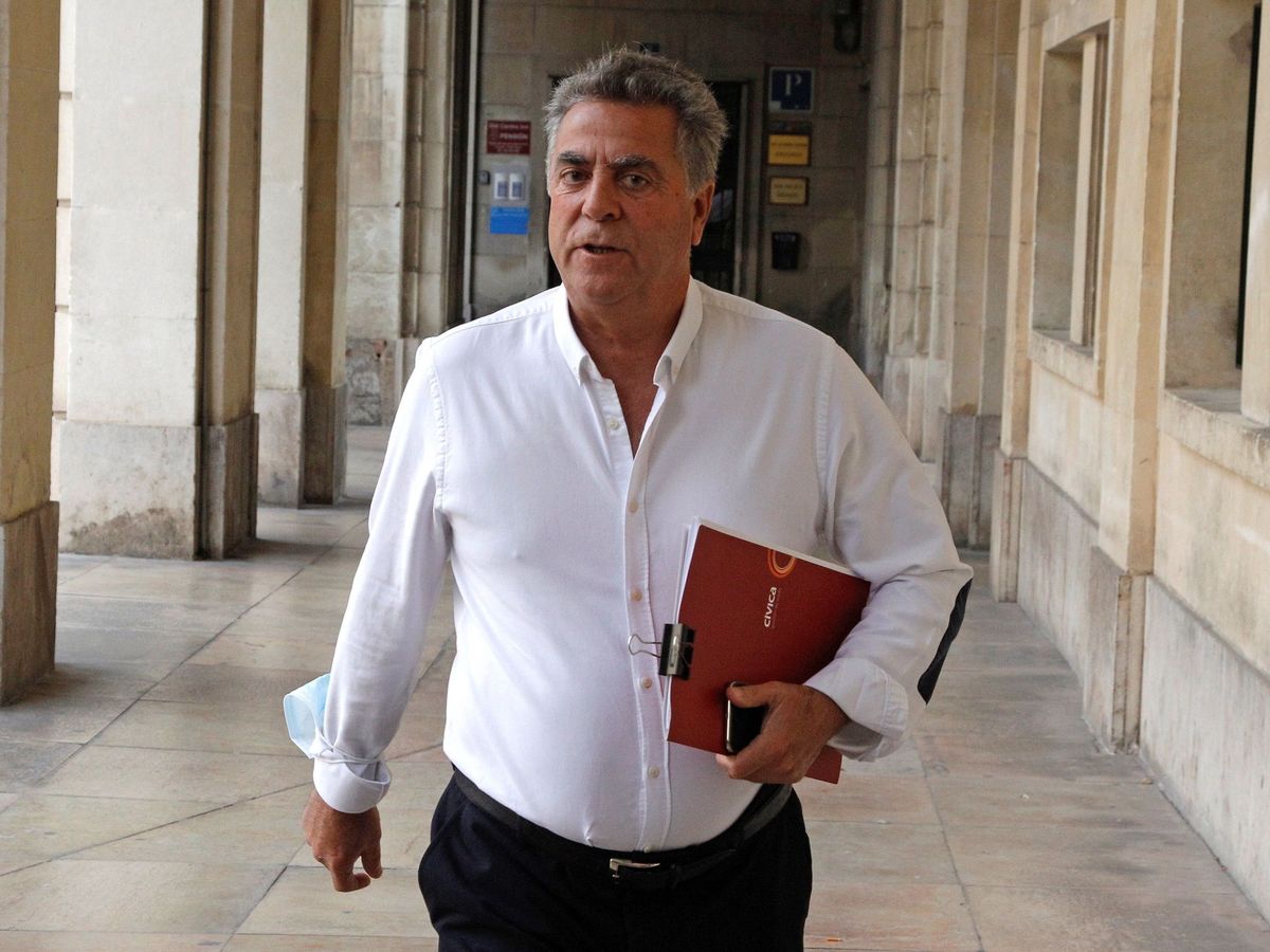 Foto: El empresario Enrique Ortiz a su llegada a la Audiencia Provincial de Alicante en 2022. (Efe) 