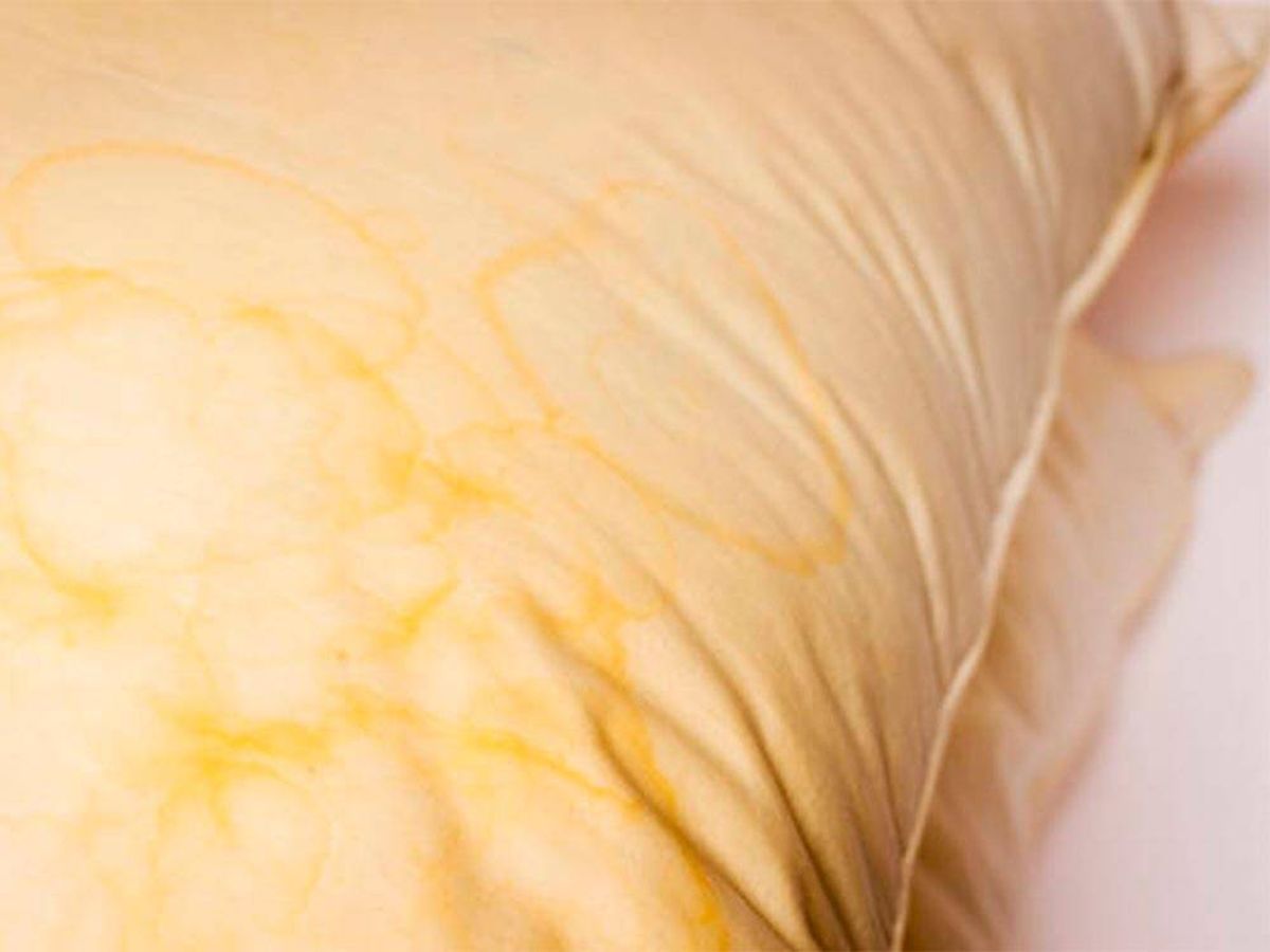 Foto: El truco casero para blanquear las sábanas y fundas de almohadas amarillentas (iStock)
