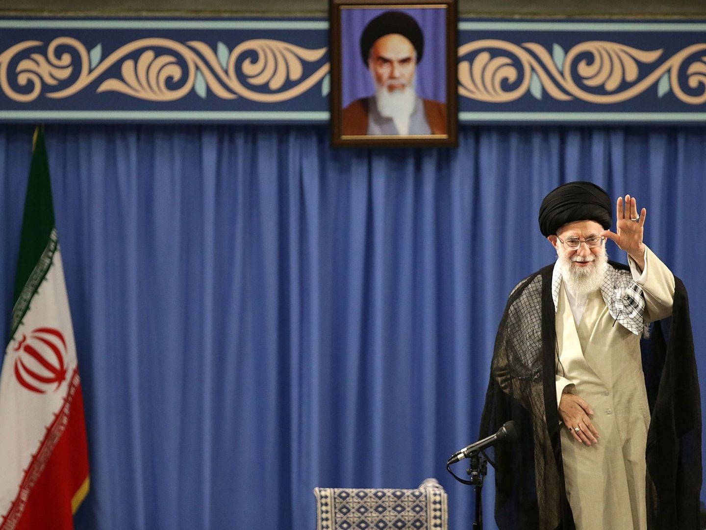 IRN01. TEHERÁN (IRÁN), 26 06 2019.- El líder supremo de Irán, Ali Jameneí, mantiene un encuentro con empleados de la Judicatura iraní en Teherán (Irán) este miércoles. Jameneí calificó de 'engaño' la propuesta de negociaciones planteada p