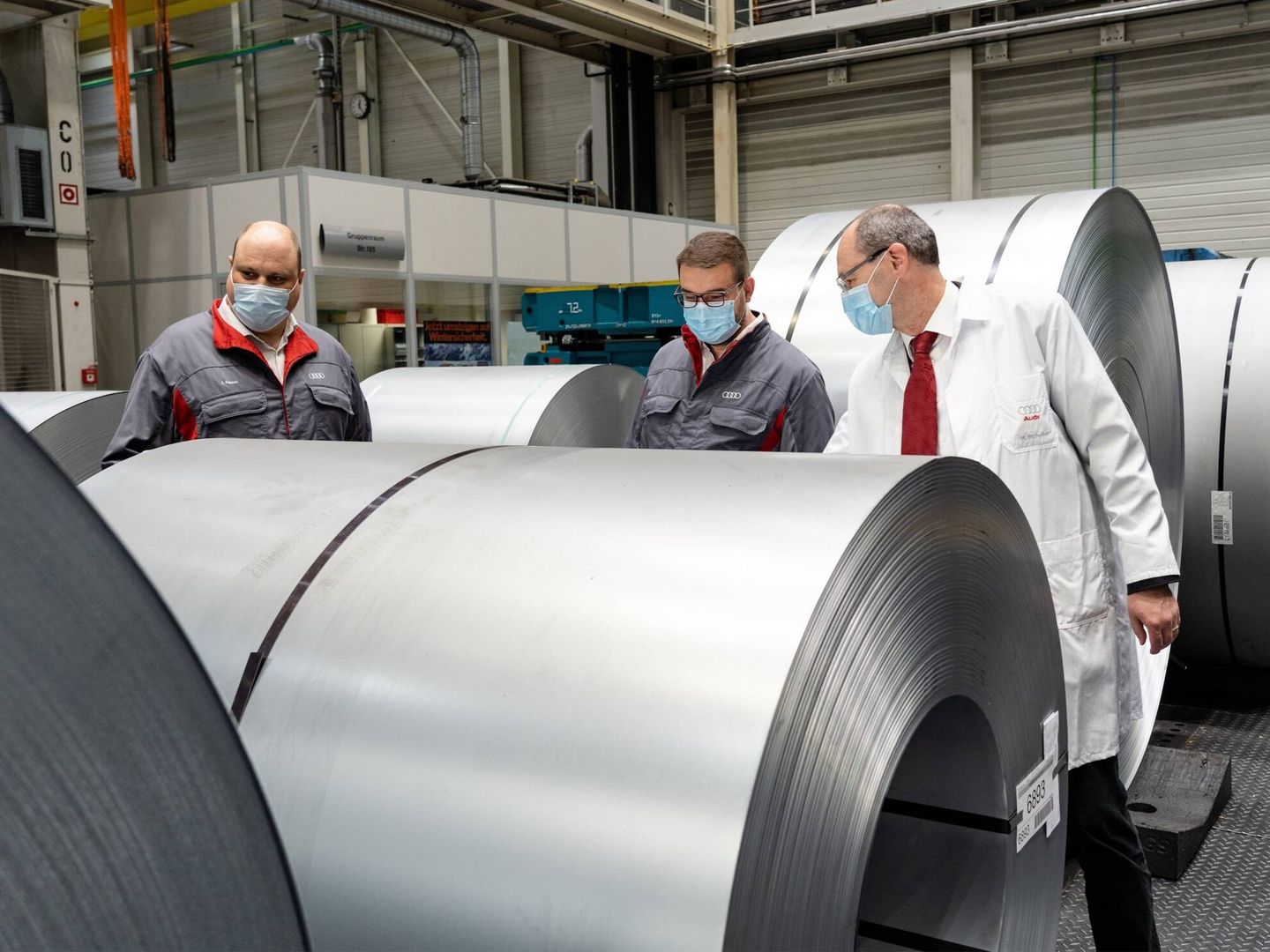 Audi devuelve al proveedor de aluminio los restos sobrantes de sus procesos de prensado para que se procesen de nuevo y puedan recuperarse en forma de bobinas de aluminio. Eso redujo 165.000 toneladas las emisiones de CO2 en 2020.