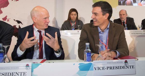 Foto: Pedro Sánchez, junto al presidente de la Internacional Socialista, Yorgos Papandreu, este 24 de noviembre en Barcelona. (EFE)