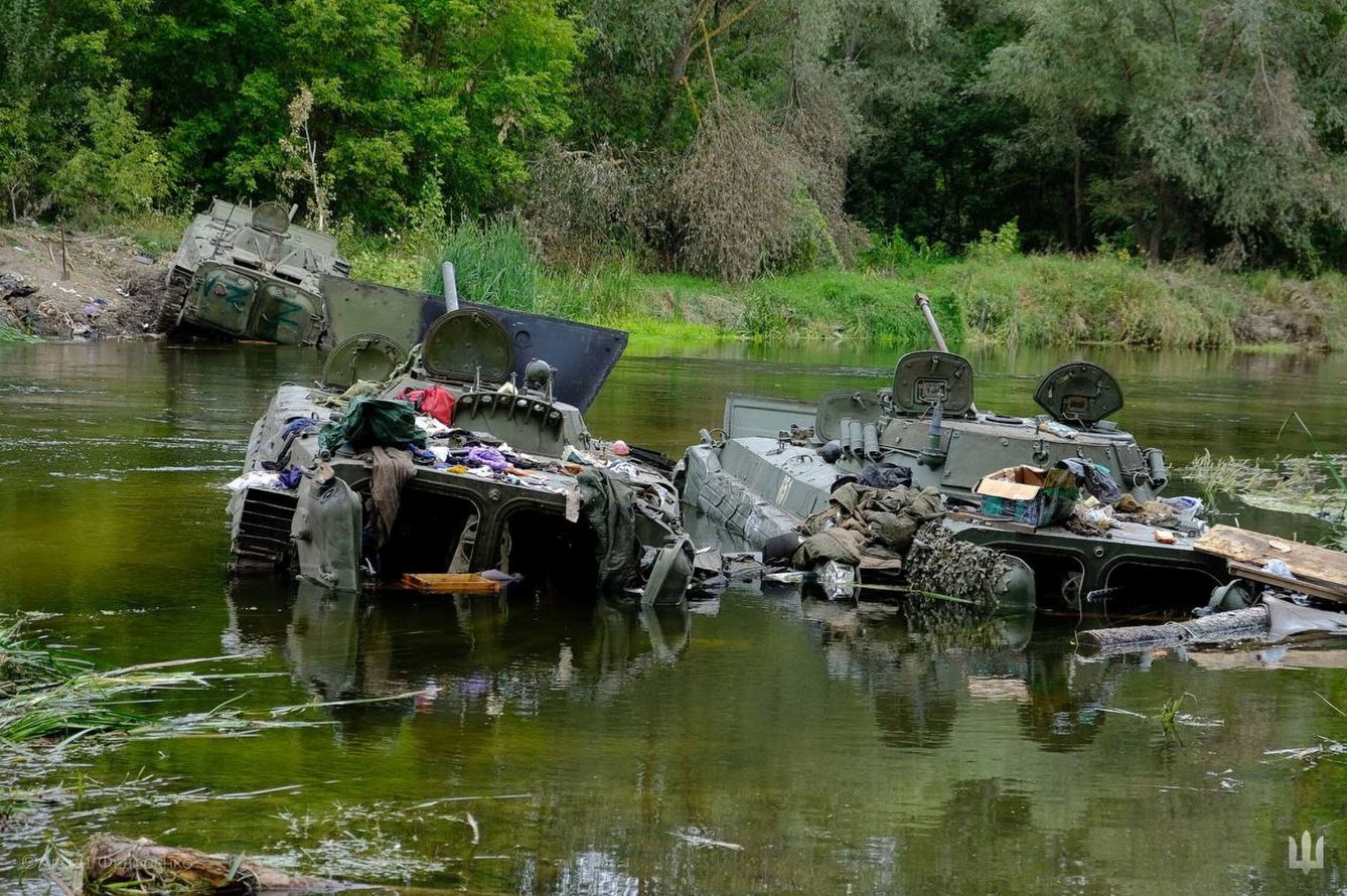 Vehículos militares abandonados en la huida de las tropas rusas en Járkov. (Reuters)