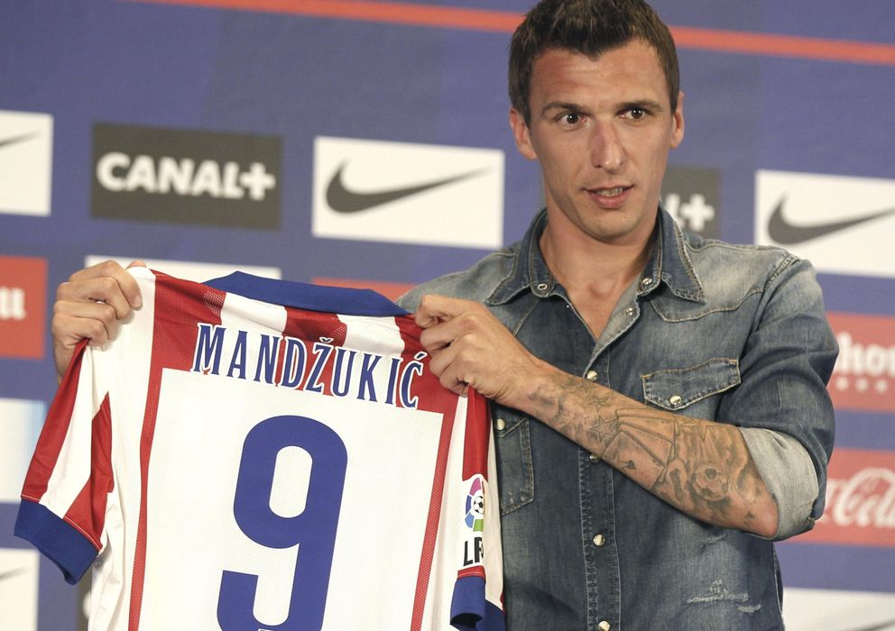 Foto: El delantero croata Mario Mandzukic muestra su nueva camiseta (Efe).