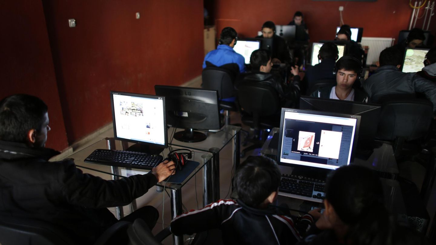 Un grupo de jóvenes en un cibercafé de Ankara (Reuters).