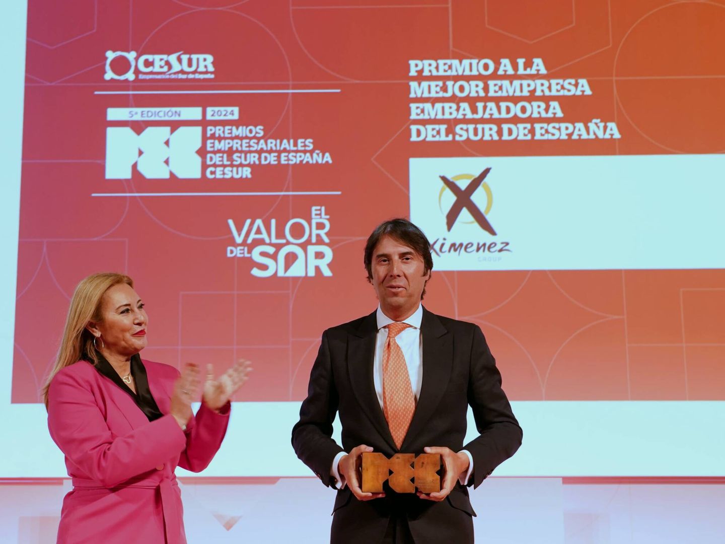 La consejera de Economía, Hacienda y Fondos Europeos de la Junta de Andalucía, Carolina España, con el presidente de Ximénez Group, Mariano Ximénez.