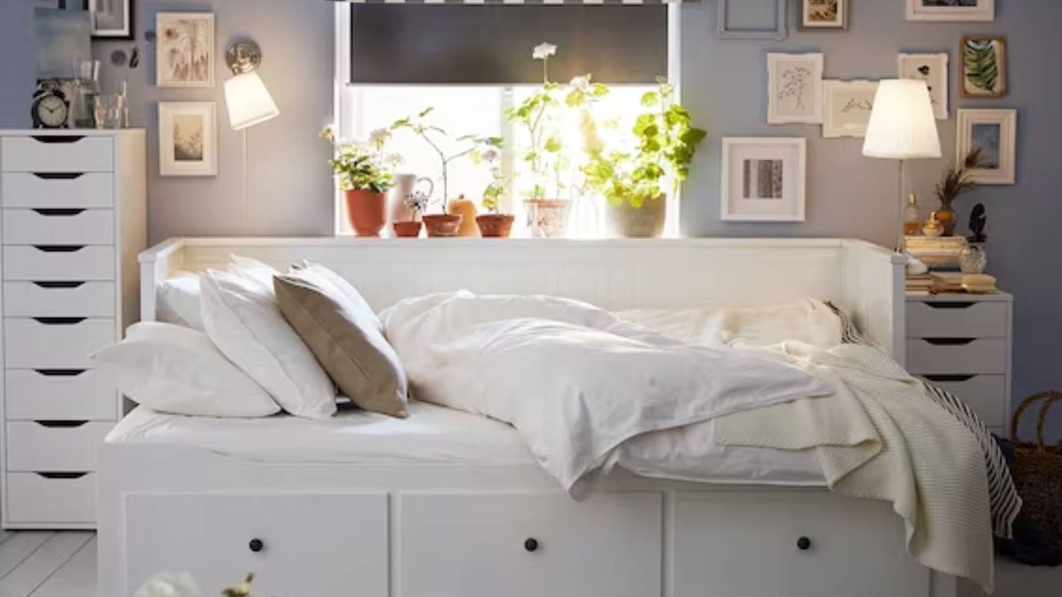 El icónico diván de Ikea y estas mesitas de noche son ideales y están en oferta