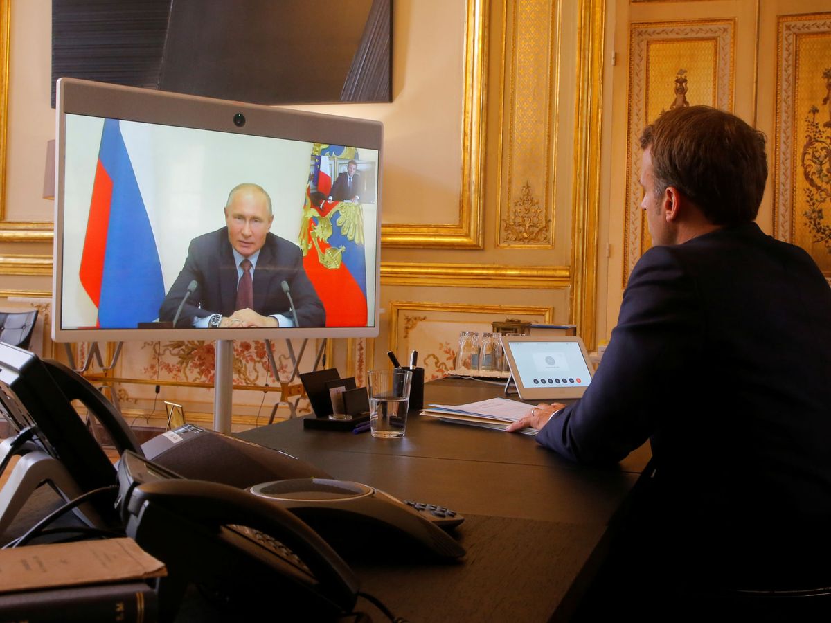 Foto: Emmanuel Macron conversando con Vladimir Putin en junio de 2020. (Reuters)