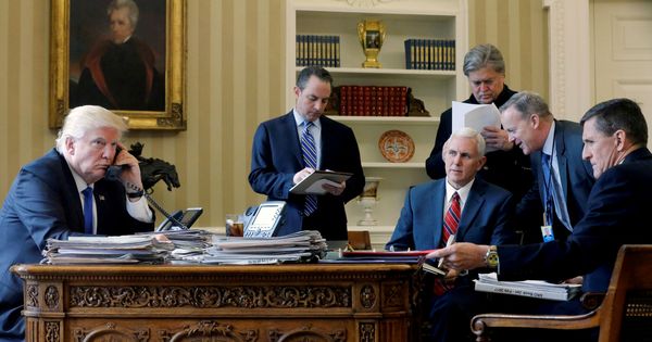 Foto: Donald Trump durante una conversación telefónica con Vladimir Putin desde el Despacho Oval, en Washington. (Reuters) 