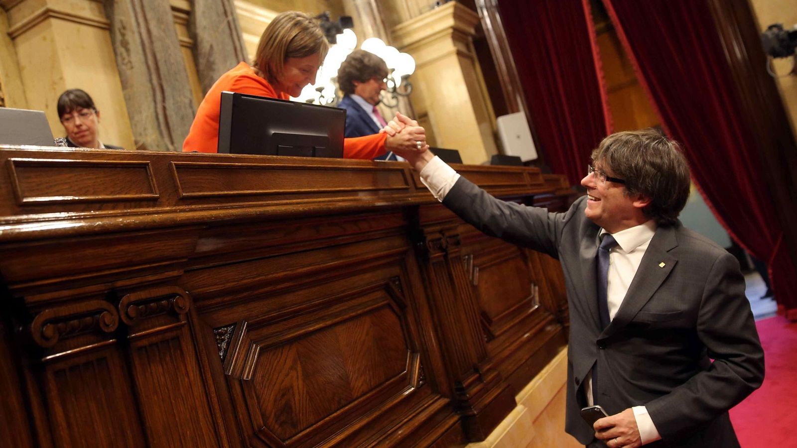 Foto:  El presidente de la Generalitat Carles Puigdemont, saluda a la presidenta del Parlament Carme Forcadell tras la aprobación de la Ley de Transitoriedad. (EFE)