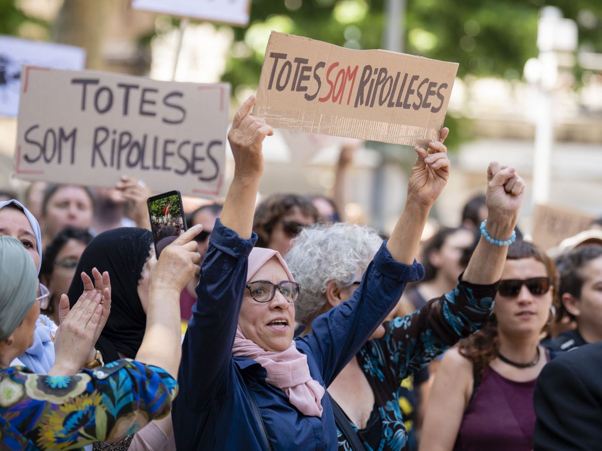 Foto: Una protesta frente al Ayuntamiento de Ripoll. (EFE/David Borrat)