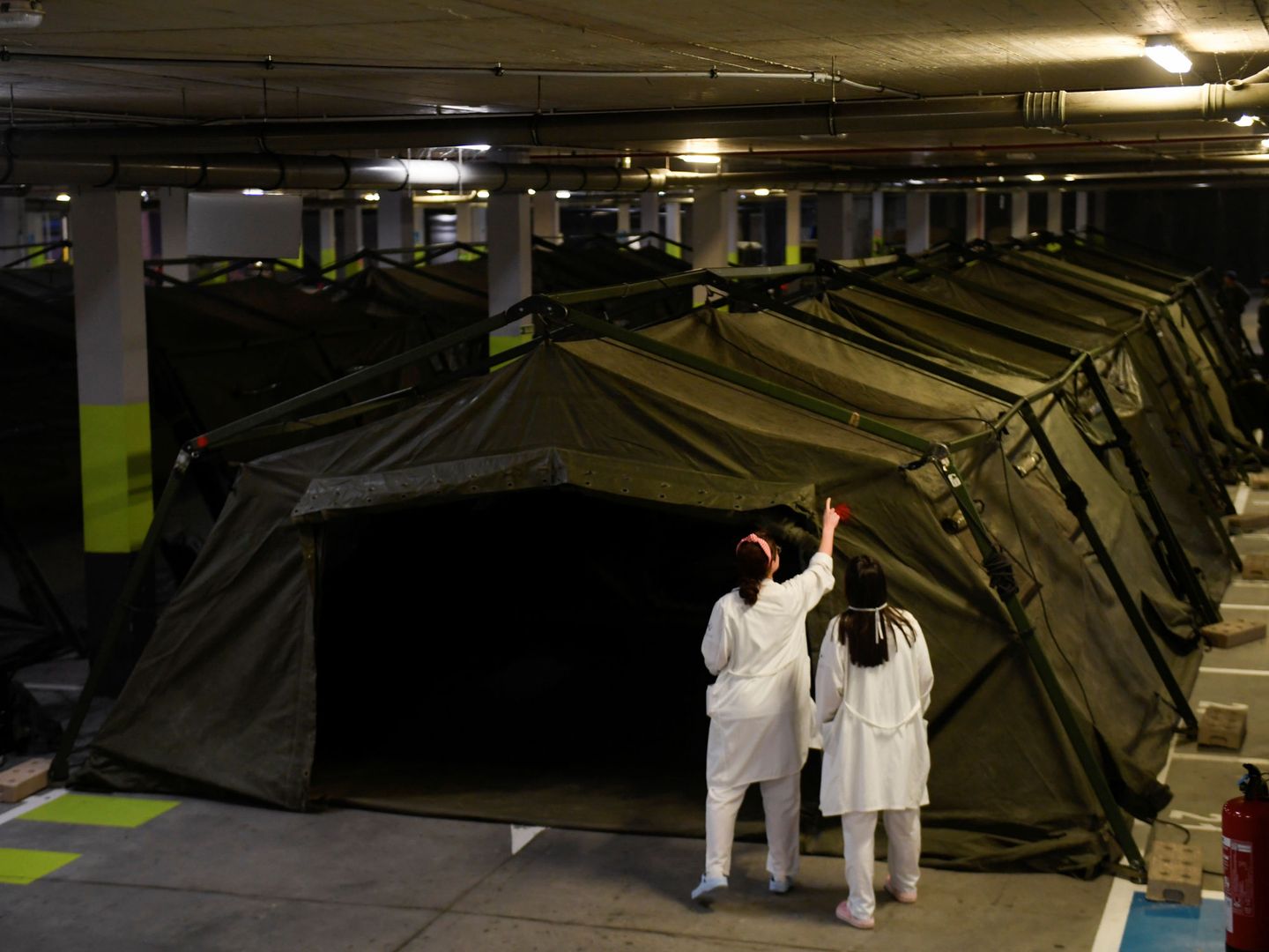 Miembros de la UME instalan el hospital de campaña el 19 de marzo. (Reuters)