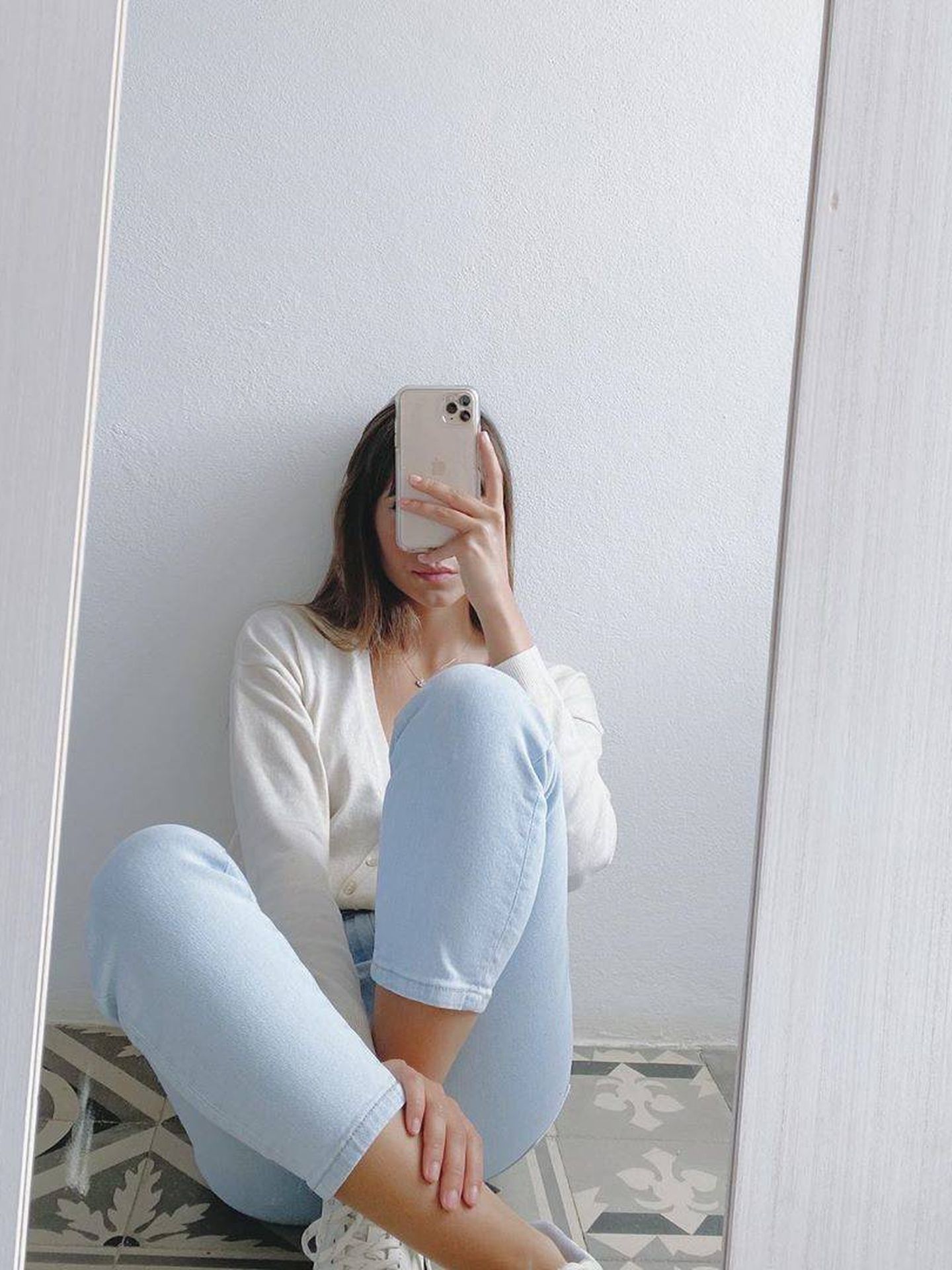 Un selfie de Aitana frente al espejo con el pantalón vaquero de Stradivarius. (Instagram)