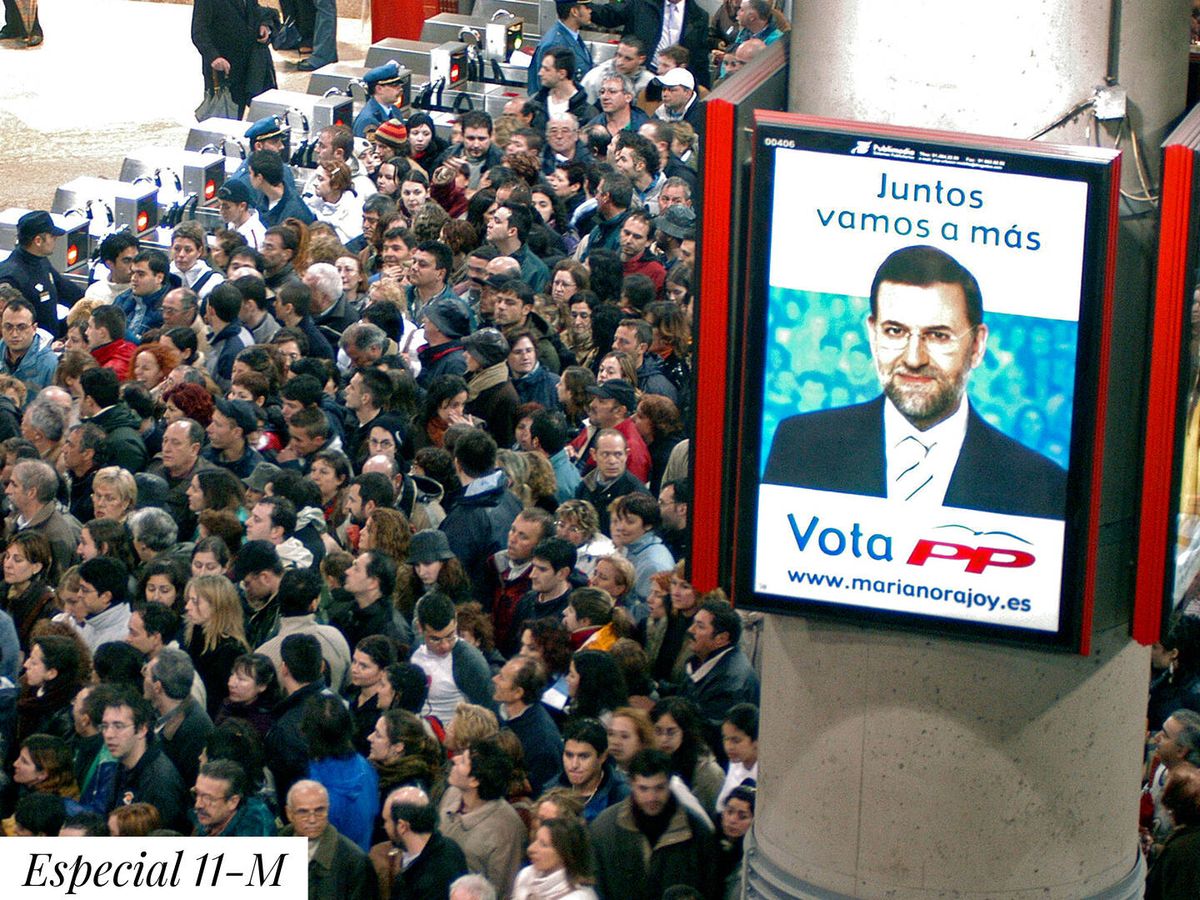 Foto: Aglomeración de gente en la entrada de la Estación de Cercanías de Atocha el 11 de marzo de 2004. (Europa Press/Eduardo Parra)