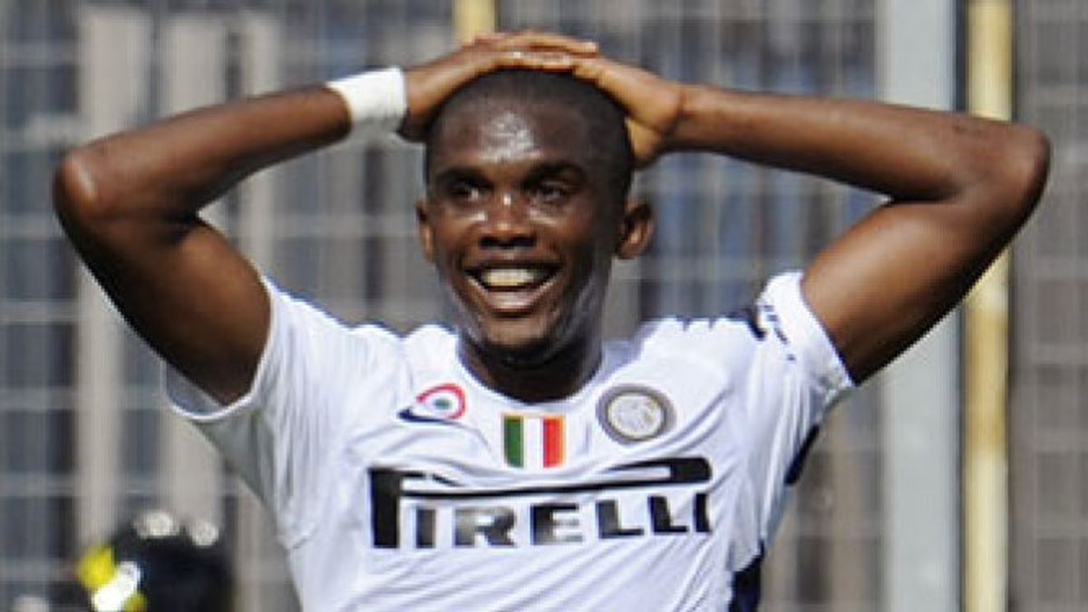 Los cánticos racistas sobre Eto'o obligan a suspender momentáneamente el Cagliari-Inter