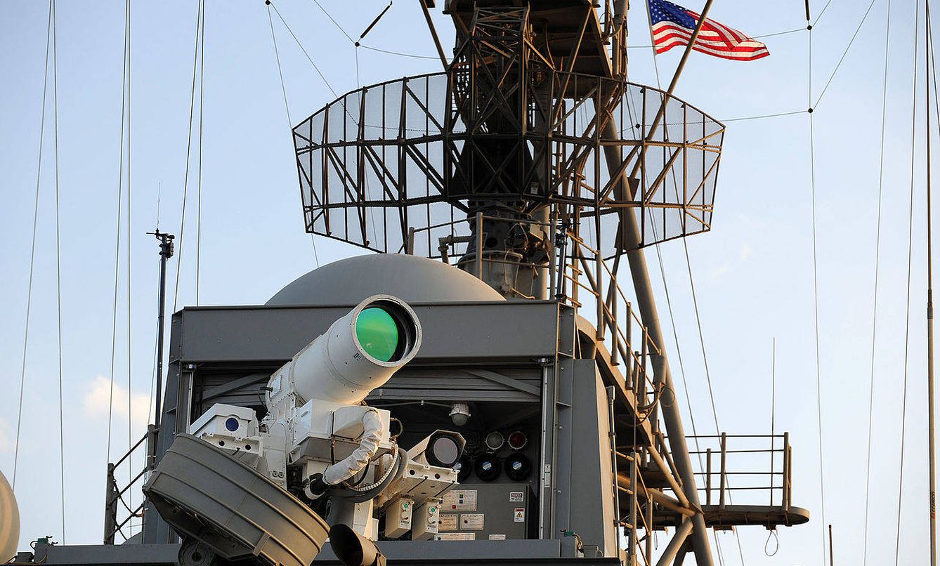 El Laser Weapon System (LaWS) instalado en el USS Ponce. (Foto: Wikimedia Commons)