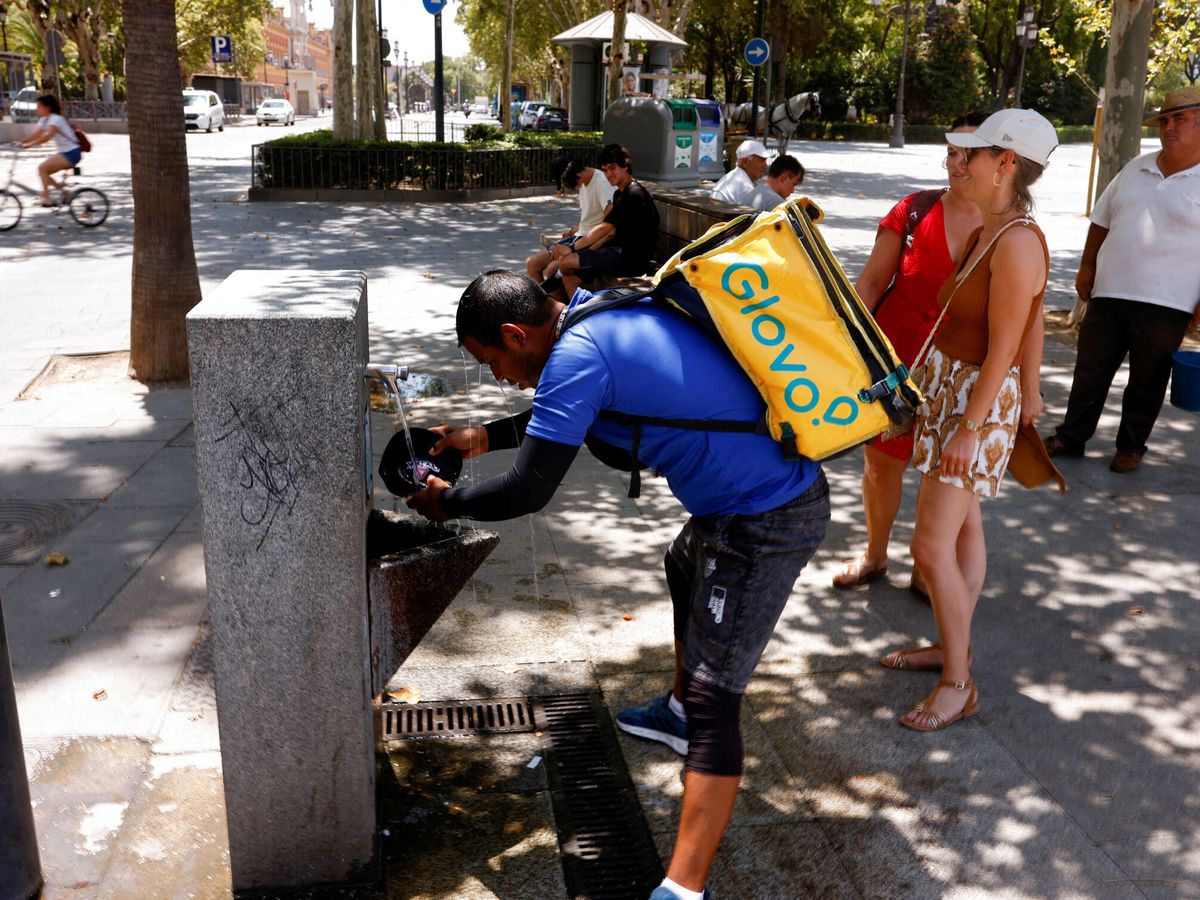 Foto: Un repartidor de Glovo, en Sevilla. (Reuters/Jon Nazca)