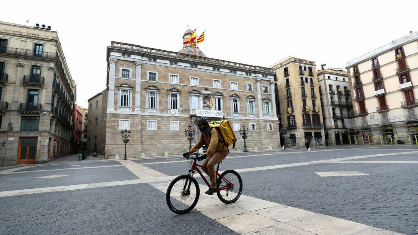 Foto: Un 'rider' de Glovo cruza la Plaza Sant Jaume de Barcelona. (Sandra Montanez/Getty)